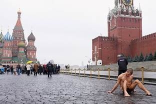 Еще до своей знаменитой «Фиксации» Петр Павленский экспериментировал со своим телом — зашивал рот и обертывался колючей проволокой