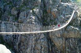 Самый длинный в Альпах висячий мост (длина 170 метров), проведён на высоте примерно 100 метров над ш. Самые дешевые авиабилеты!